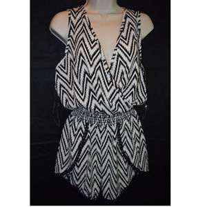 Sleeveless black and white Jumpsuit